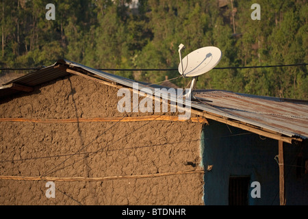 Satellitenschüssel auf dem Wellblech-Dach einer Hütte Stockfoto