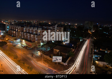 Aerial Nacht Zeit Straßenszene in Addis Abeba mit modernen Gebäuden, Verkehr und Lichtspuren Stockfoto