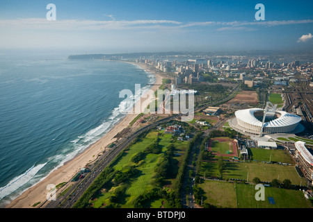 Eine Luftaufnahme des das Moses Mabhida Stadion in Durban und die Küste Stockfoto