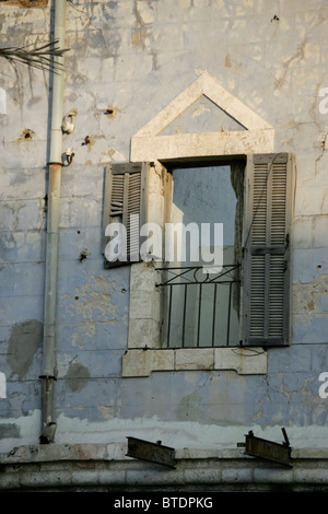 Fenster mit gebrochenen Fensterläden aus Holz Stockfoto