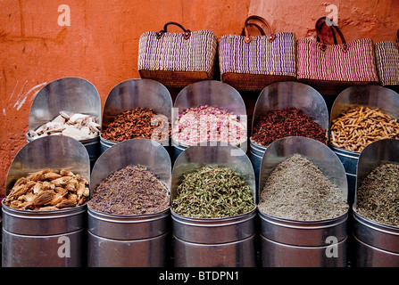 Verschiedene Gewürze und geflochtene Körbe für den Verkauf in einem Marrakesch Straße nahe den Hauptplatz Stockfoto