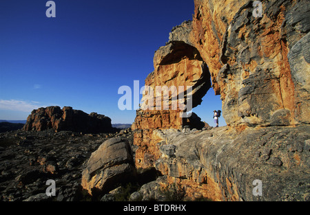 Ein Wanderer steht in der Wolfsberg-Bogen in Cedarberg Mountains Stockfoto