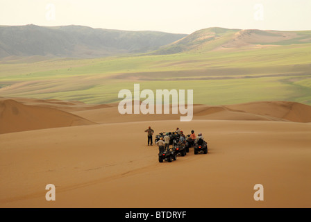 Malerische Aussicht von Touristen auf Quad-Bikes auf Dünenfelder Stockfoto