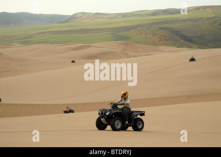 Malerische Aussicht von Touristen auf Quad-Bikes auf Dünenfelder Stockfoto