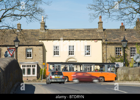 Bus anzuhalten, um Fahrgäste in dem Dorf Gargrave, North Yorkshire, England UK Stockfoto