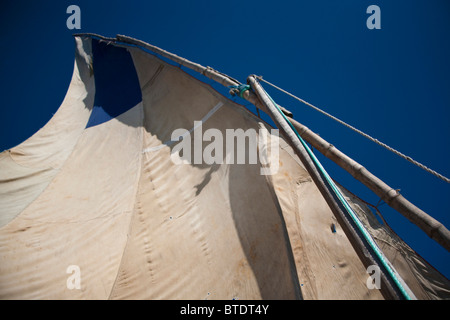 Niedrigen Winkel Blick auf dem Mast und Canvas Segel einer Dhau oder traditionellen Fischerboot Stockfoto