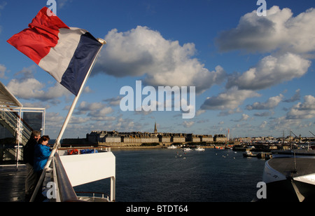 Französische nationale Flagge fliegende Fron das Heck eines Schiffes mit dem Hintergrund von St Malo eine historische Stadt im Westen Frankreichs Stockfoto