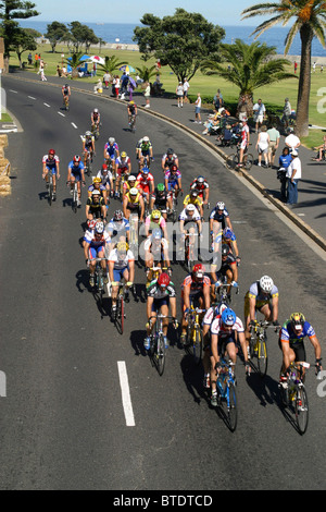 Radfahrer auf Sea Point Strand in Argus Cycle Tour Stockfoto