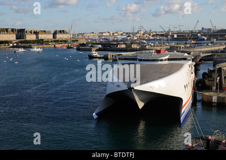 Fastcat RORO Fähre Condor Rapide mit dem Hintergrund von St Malo eine historische Stadt und Hafen im Westen Frankreichs Stockfoto