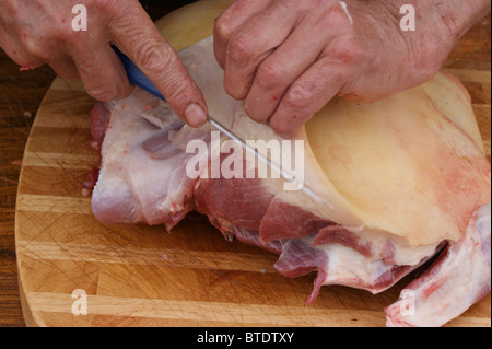 Schlachtung eine wachsende Schwein in einer ländlichen Gegend Zuhause Stockfoto