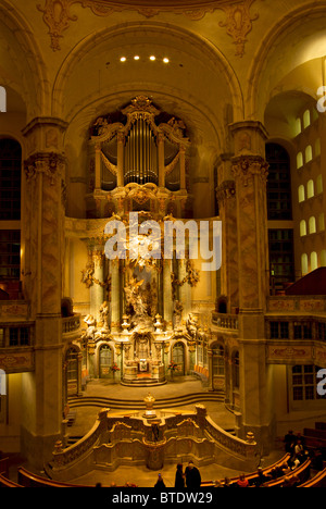 Große Apsis und Orgel in restaurierten Frauenkirche "Church of Our Lady" nach seiner vollständigen Zerstörung im zweiten Weltkrieg Dresden Bombardierung Stockfoto