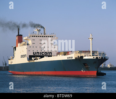 Ein Containerschiff bahnt sich ihren Weg aus dem Hafen von Kapstadt Stockfoto