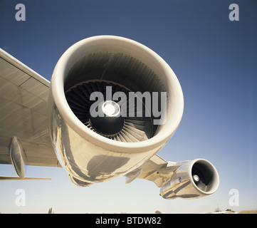 Die leistungsfähige Turbine befindet sich unter den Fittichen eines Passagierflugzeuges Stockfoto