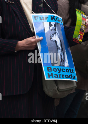 Anti-Pelz Handel Demonstranten Demonstration außerhalb Kaufhaus Harrods, London, UK Stockfoto