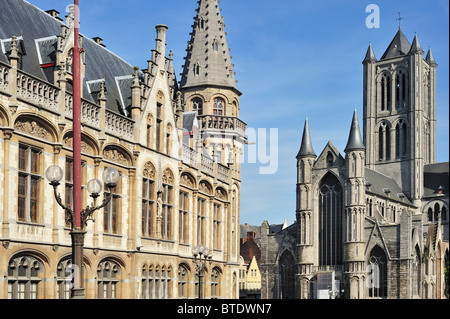 Die Sankt-Nikolaus-Kirche / Sint Niklaaskerk und das alte Postamt in Gent, Belgien Stockfoto