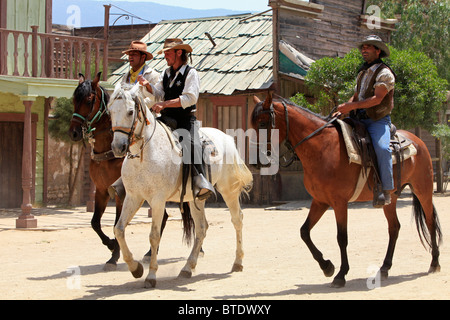 Drei Revolverhelden Reiten in die Stadt während einer Re-Inszenierung am Fort Bravo (ehemalige Spaghetti-Western-Film-Set) in Tabernas, Spanien Stockfoto