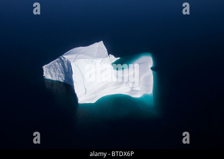 AERIEL Blick über Eisberge in Uummannaq-Fjord, Grönland Stockfoto