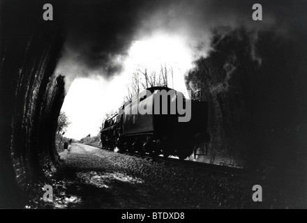 Dampfzug auf der ersten Reise durch die neu renovierte und wiedereröffnete Sharpthorne-Tunnel auf der Bluebell Railway Linie im Jahr 1992. Stockfoto