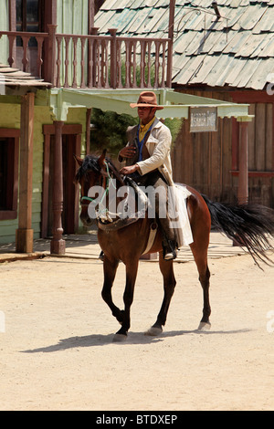 Ein Revolverheld, Reiten in die Stadt während einer Re-Inszenierung am Fort Bravo (ehemalige Spaghetti-Western-Film-Set) in Tabernas, Spanien Stockfoto