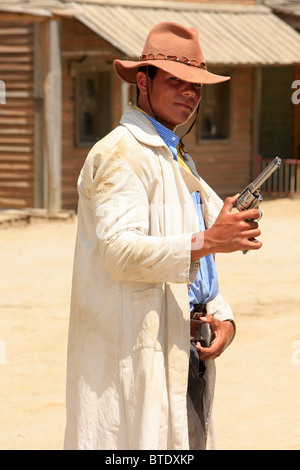 Ein Revolverheld während einer Re-Inszenierung am Fort Bravo (ehemalige Spaghetti-Western-Film-Set) in Tabernas, Spanien Stockfoto