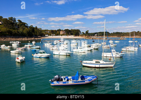 Port Manec'h am Golf von Biskaya, Finistere, Bretagne, Frankreich, Europa mit Segelbooten im Sommer Stockfoto