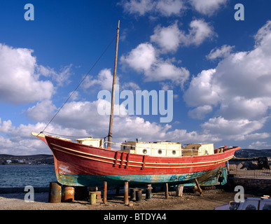 Alte hölzerne Fischerboot warten darauf, in den Hafen von Parikia, Paros Insel repariert werden. Stockfoto