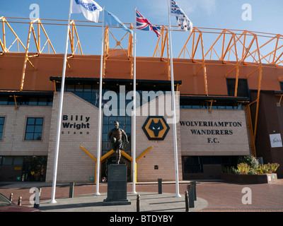 Billy Wright Stand und vor dem Eingang zum Molineux-Stadion in Wolverhampton Stockfoto