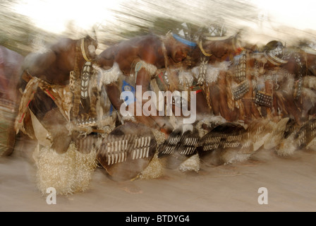 Abstrakte Foto von Zulu Tänzer während eines Auftritts in der Abenddämmerung Stockfoto