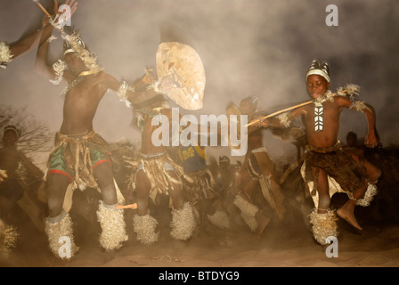 Abstrakte Foto von Zulu Tänzer während eines Auftritts in der Abenddämmerung Stockfoto