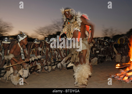 Abstrakte Foto von Zulu Tänzer während eines Auftritts in der Abenddämmerung Stockfoto