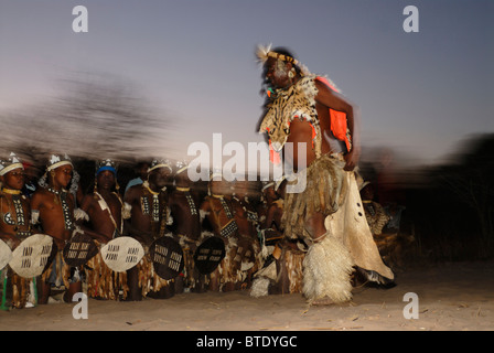 Abstrakte Foto von Zulu Tänzer während eines Auftritts in der Abenddämmerung Stockfoto