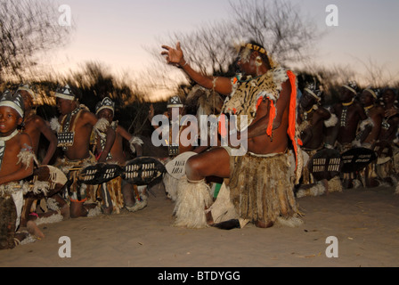 Abstrakte Foto von Zulu Tänzer während eines Auftritts in der Abenddämmerung Stockfoto