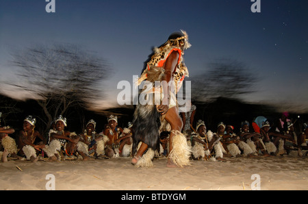 Abstrakte Foto von Zulu Tänzer während eines Auftritts in der Abenddämmerung Stockfoto