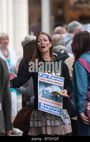 Anti-Pelz Handel Demonstranten Demonstration außerhalb Kaufhaus Harrods, London, UK Stockfoto