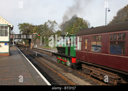 Altmodische Dampfzug und Wagen am Bahnhof Sheringham in Norfolk, England Stockfoto