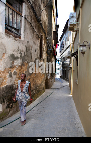 Lokale Mann zu Fuß entlang einer schmalen Straße in Stonetown Stockfoto