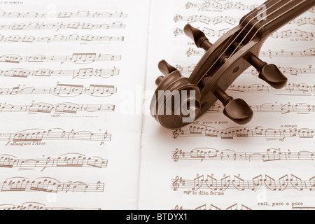 Vintage Violine Hals ruht auf ein Notenblatt Stockfoto