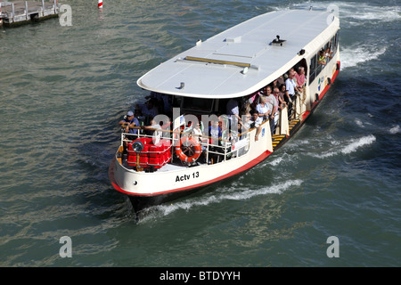 Passagier-Fähre am CANAL Grande Venedig Italien Venedig Italien Venedig Italien 11. September 2010 Stockfoto