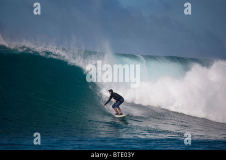 Mann auf einem Surfbrett halten knapp vor einer brechenden Welle Stockfoto