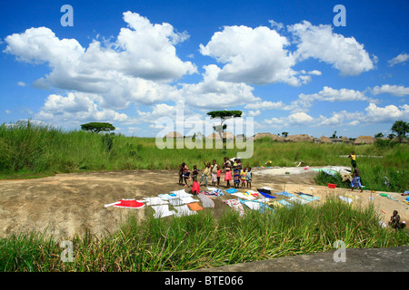 Frau und Kinder Wäsche im Fluss waschen und trocknen sie auf den Felsen Stockfoto