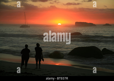 Menschen, die Silhouette am Clifton Beach bei Sonnenuntergang Stockfoto