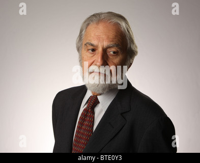 Porträt des bärtigen und grauen Haaren senior Geschäftsmann in Anzug und Krawatte, Studio gedreht, weißen, grauen Hintergrund, 16. Oktober 2010 Stockfoto