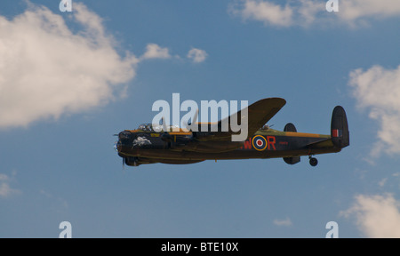 Avro Lancaster "Phantom des Ruhrgebiets" in Duxford Flying Legends Air show Juli 2010. Stockfoto