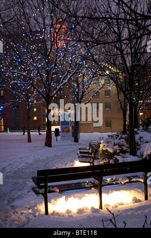 Londoner Oxo Tower in der Nacht im Schnee Stockfoto