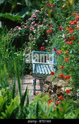 Roten Gartenmöbel in kleinen ummauerten Garten Stockfoto, Bild