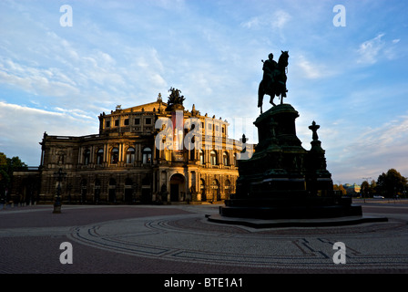 Altstadt alte Dresdner Barock Baustil Semperoper Sächsische Staatsoper in Theaterplatz mit Statue von König Johann Stockfoto