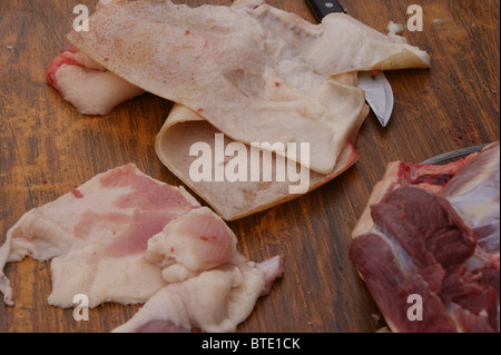 Schlachtung eine wachsende Schwein in einer ländlichen Gegend Zuhause Stockfoto