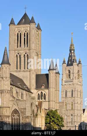 Die Sankt-Nikolaus-Kirche / Sint Niklaaskerk und der Glockenturm in Gent, Belgien Stockfoto