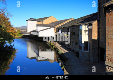 Weber-Dreieck, Leeds & Liverpool Canal und das Gasthaus an der Wharf, Burnley, Lancashire, England, Vereinigtes Königreich. Stockfoto