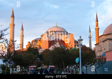 Hagia Sophia (Aya Sophia) (Ste Sophia) Kirche Moschee jetzt Museum in Istanbul Türkei. Twilight-Blick vom Sultanahmet Quadrat Stockfoto